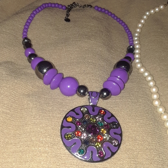 3 Assorted Necklaces - Picture 2 of 8